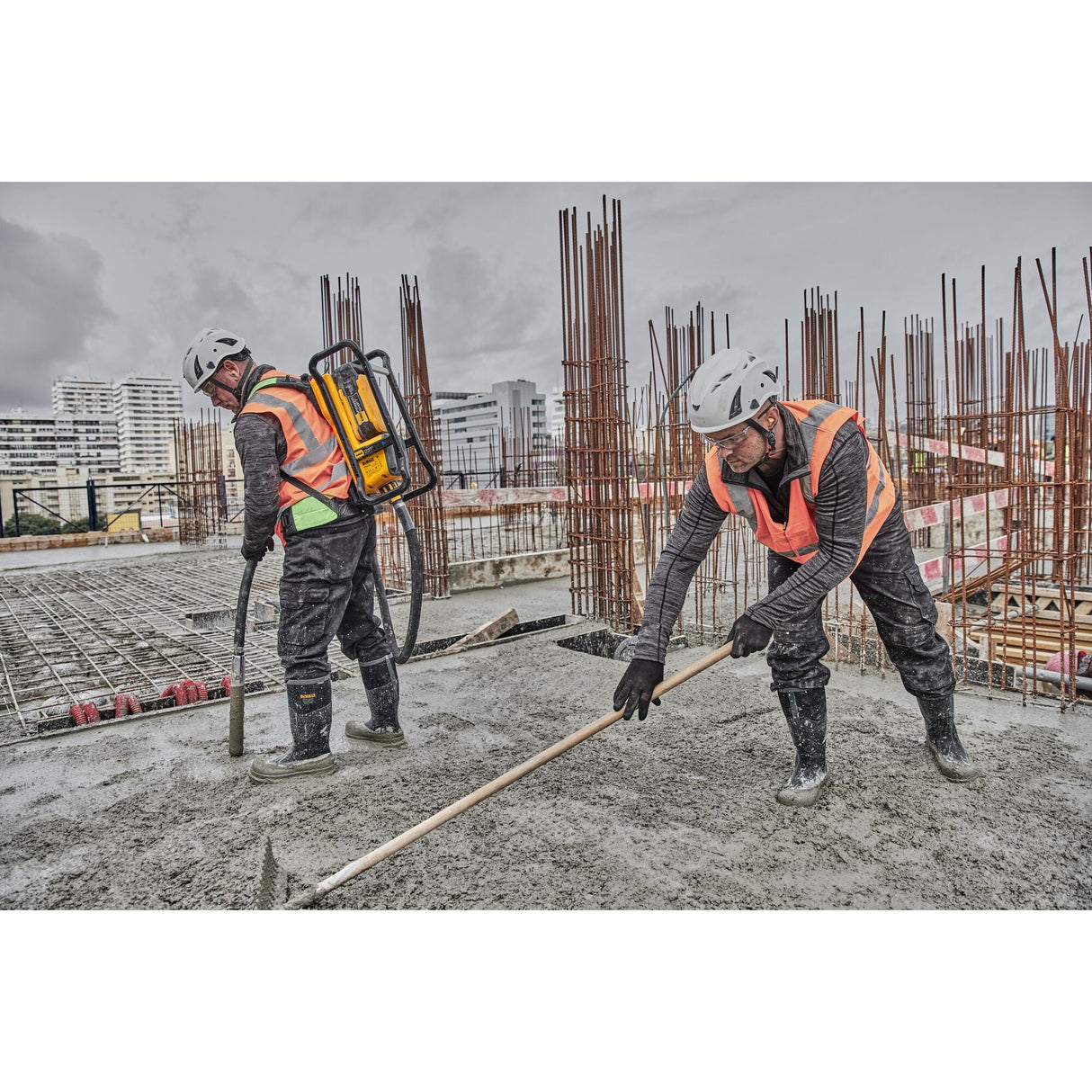 DEWALT DCPS310AG2 POWERSHIFT™ Backpack Vibrator Kit - Mississauga Hardware Centre Inc