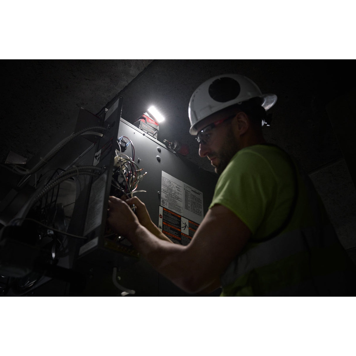 Milwaukee 2359 - 20 M18™ ROVER™ Compact Folding Flood Light w/ USB Charging - Mississauga Hardware Centre Inc