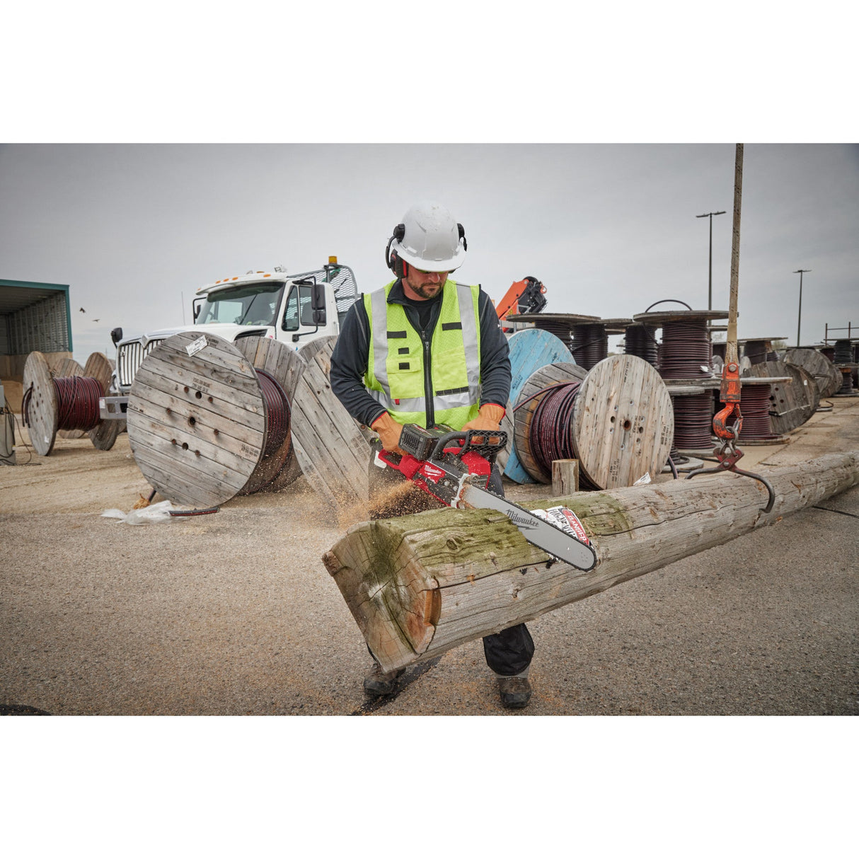 Milwaukee 2827 - 22 M18 FUEL™ 20" Dual Battery Chainsaw Kit - Mississauga Hardware Centre Inc