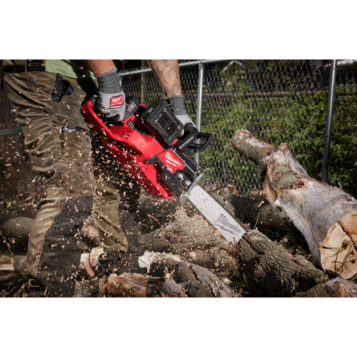 Milwaukee 2827 - 22 M18 FUEL™ 20" Dual Battery Chainsaw Kit - Mississauga Hardware Centre Inc