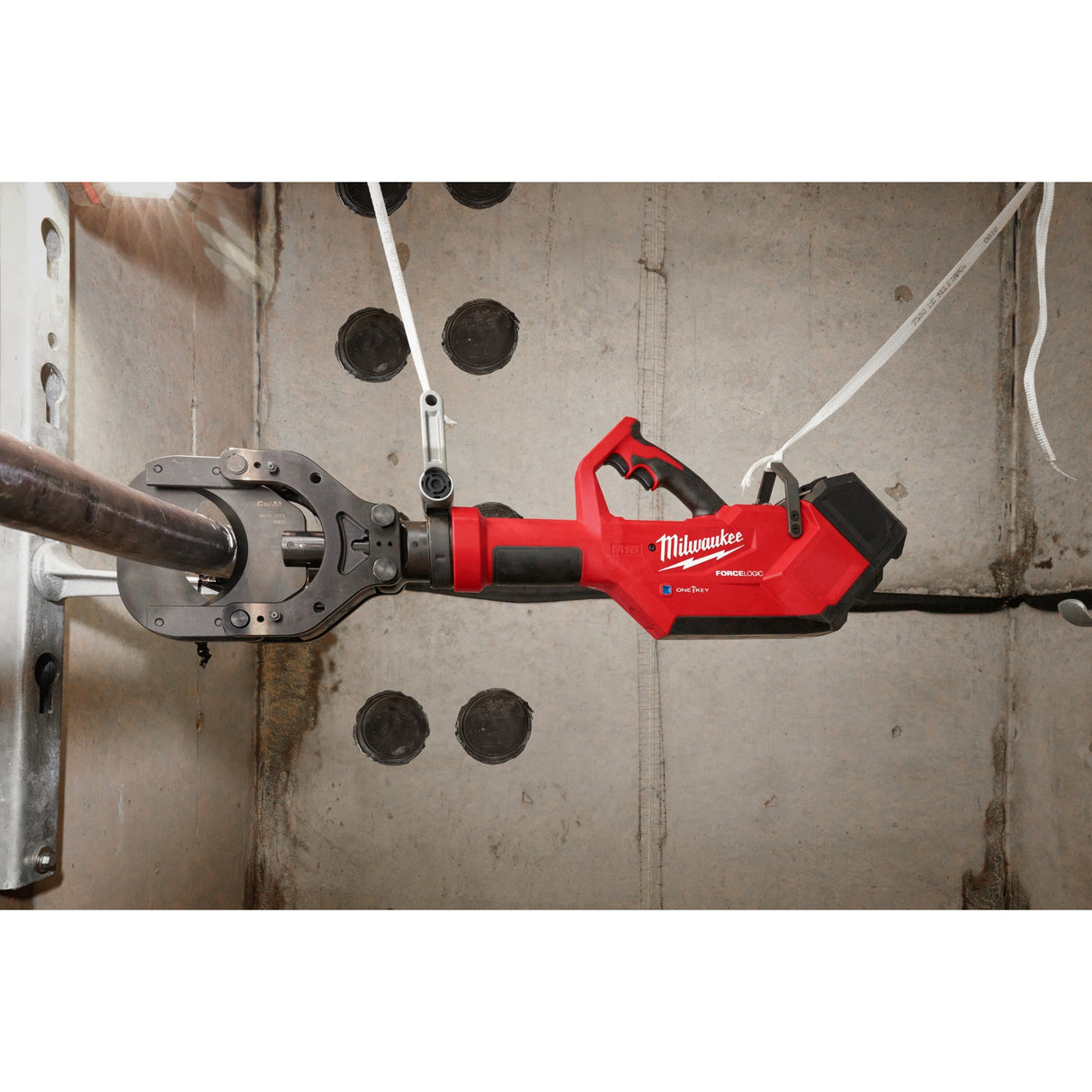 Milwaukee 2875R - 21 M18™ FORCE LOGIC™ 5” Underground Cable Cutter w/ Wireless Remote - Mississauga Hardware Centre Inc