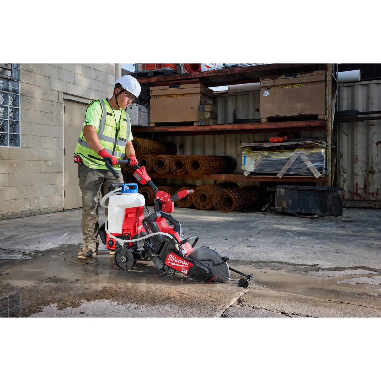 Milwaukee 3019 - 21PS M18™ 4 - Gallon Backpack Sprayer w/ SWITCH TANK™ Kit - Mississauga Hardware Centre Inc