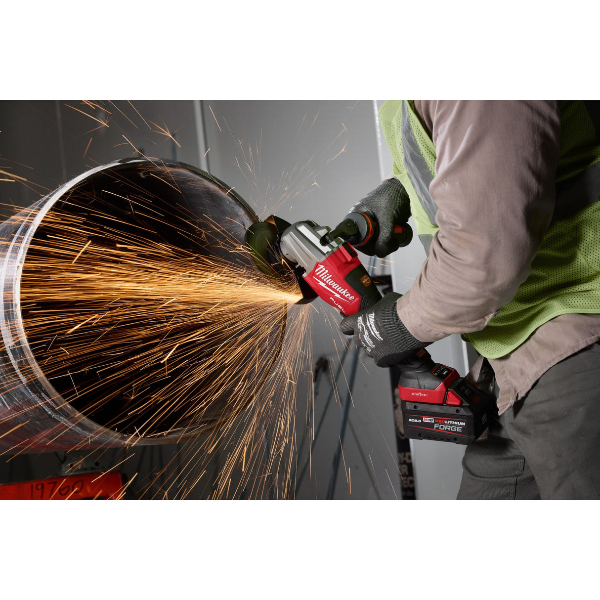 Milwaukee 3676 - 20 M18 FUEL™ 4 1/2" - 6" Dual Trigger Braking Grinder, Paddle Switch w/ ONE KEY™ - Mississauga Hardware Centre Inc
