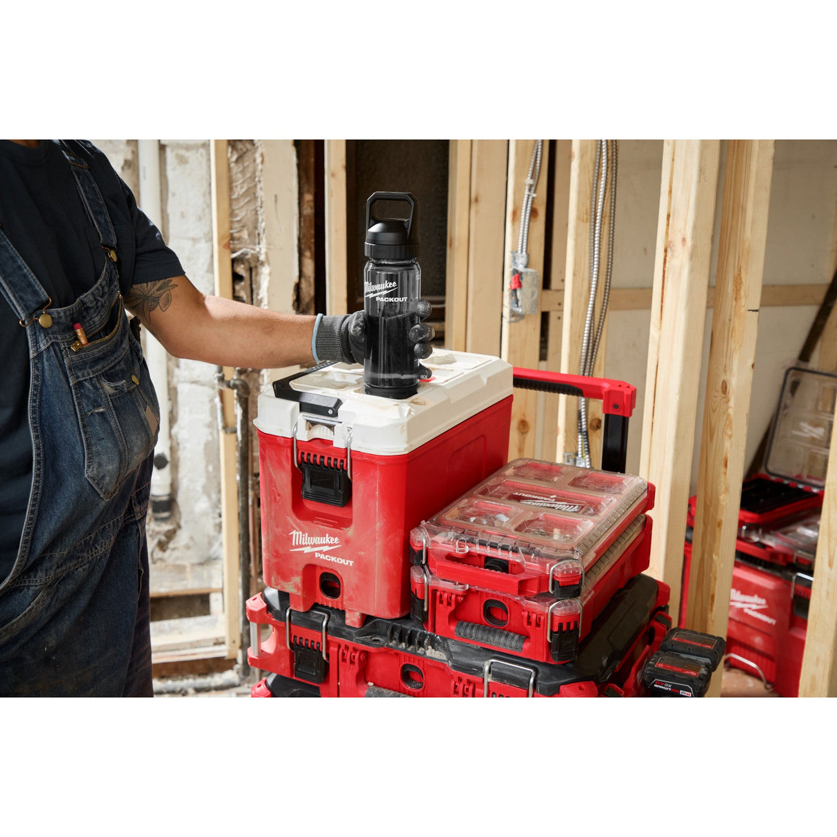 Milwaukee 48 - 22 - 8371B 25oz PACKOUT™ Bottle with Chug Lid - Black - Mississauga Hardware Centre Inc