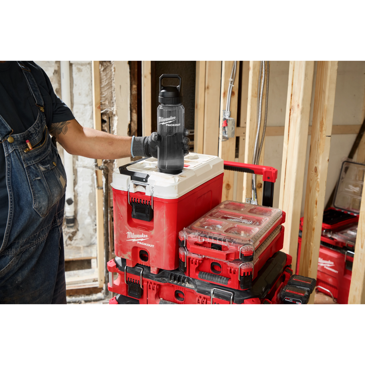 Milwaukee 48 - 22 - 8372B 34oz PACKOUT™ Bottle with Chug Lid - Black - Mississauga Hardware Centre Inc