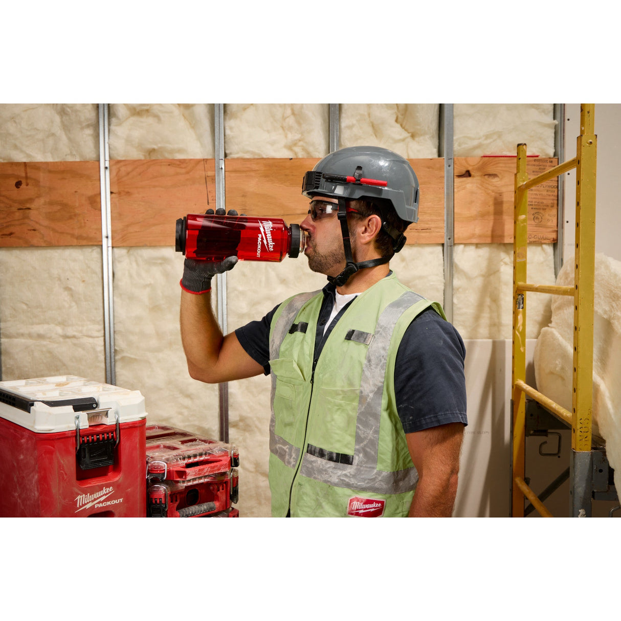 Milwaukee 48 - 22 - 8373R PACKOUT™ 48oz Bottle with Chug Lid - RED - Mississauga Hardware Centre Inc