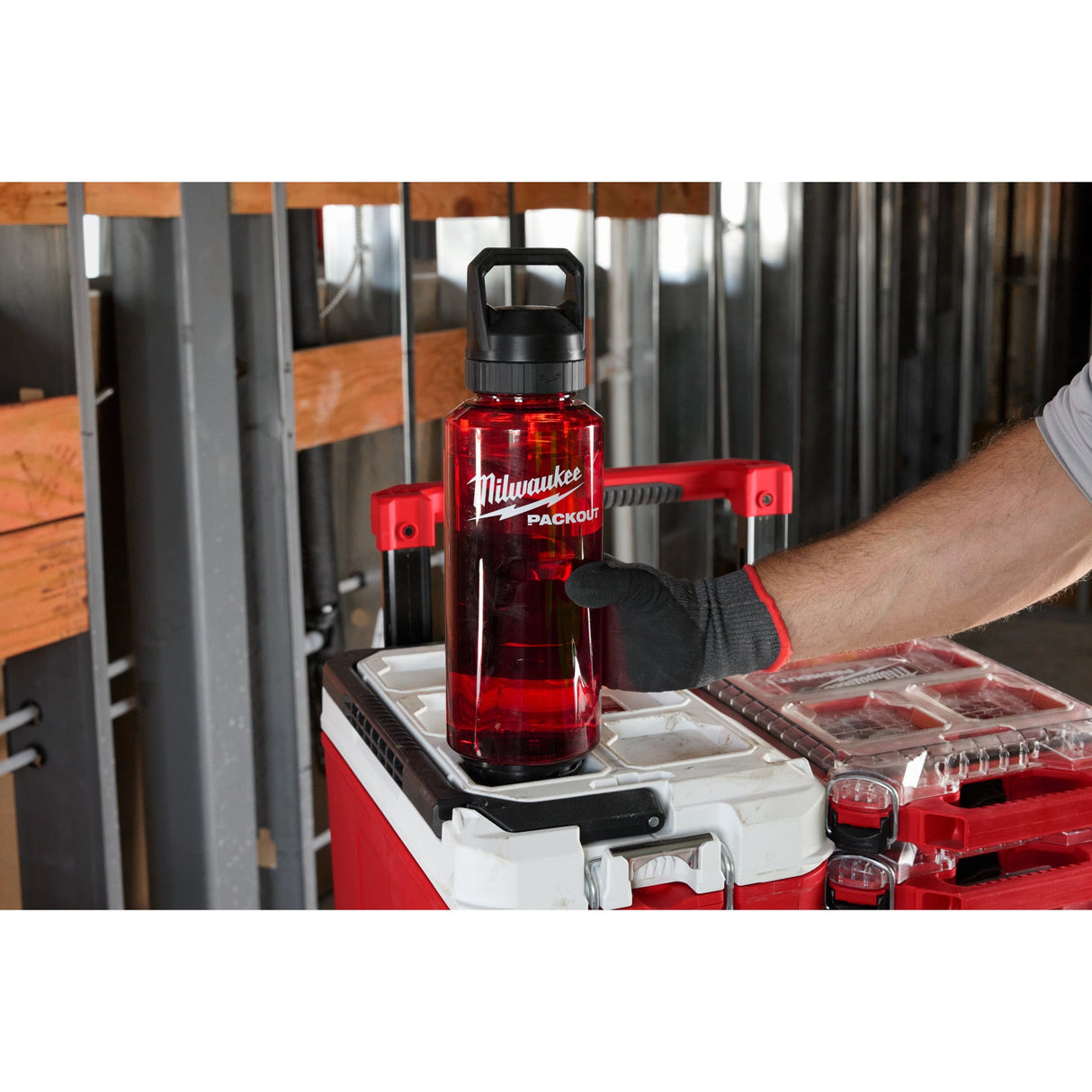 Milwaukee 48 - 22 - 8373R PACKOUT™ 48oz Bottle with Chug Lid - RED - Mississauga Hardware Centre Inc
