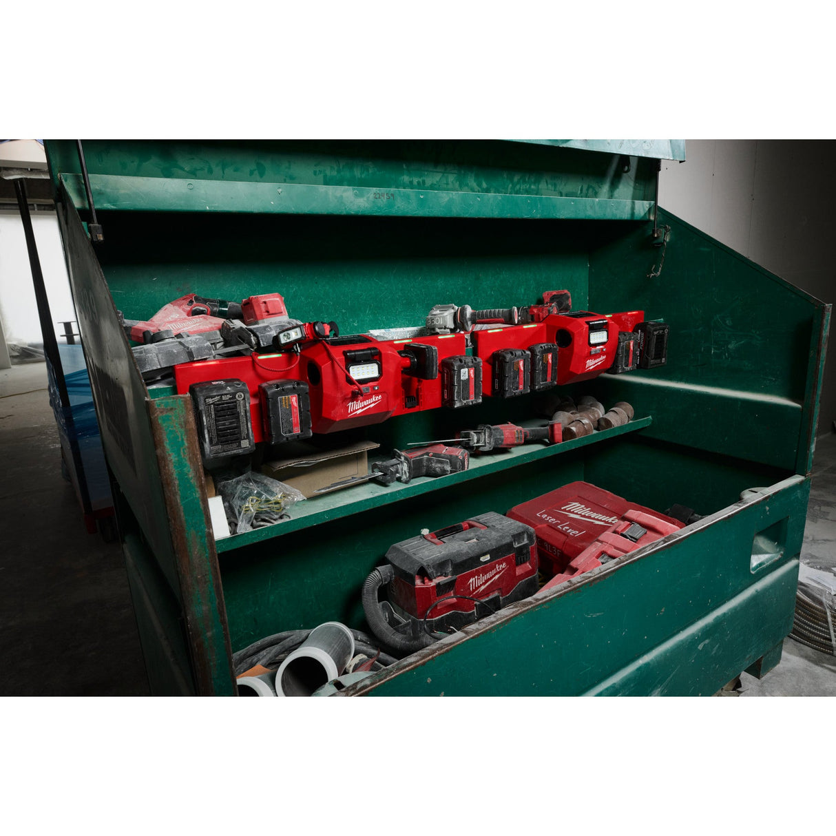 Milwaukee 48 - 59 - 1804 M18™ and M12™ Gangbox Rapid Charger - Mississauga Hardware Centre Inc