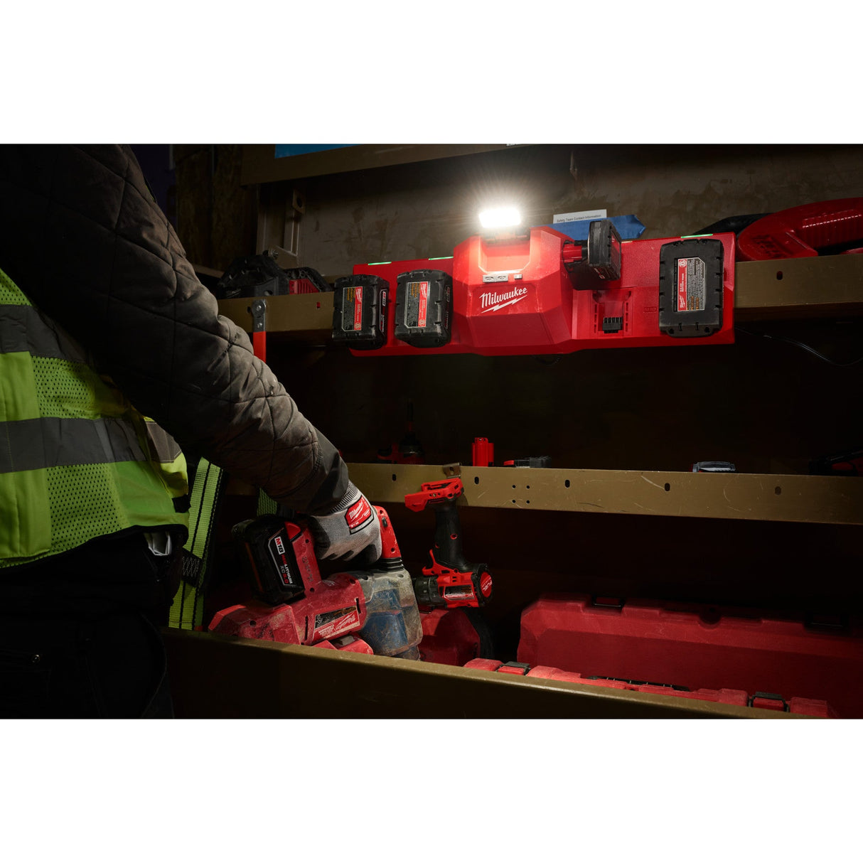 Milwaukee 48 - 59 - 1804 M18™ and M12™ Gangbox Rapid Charger - Mississauga Hardware Centre Inc