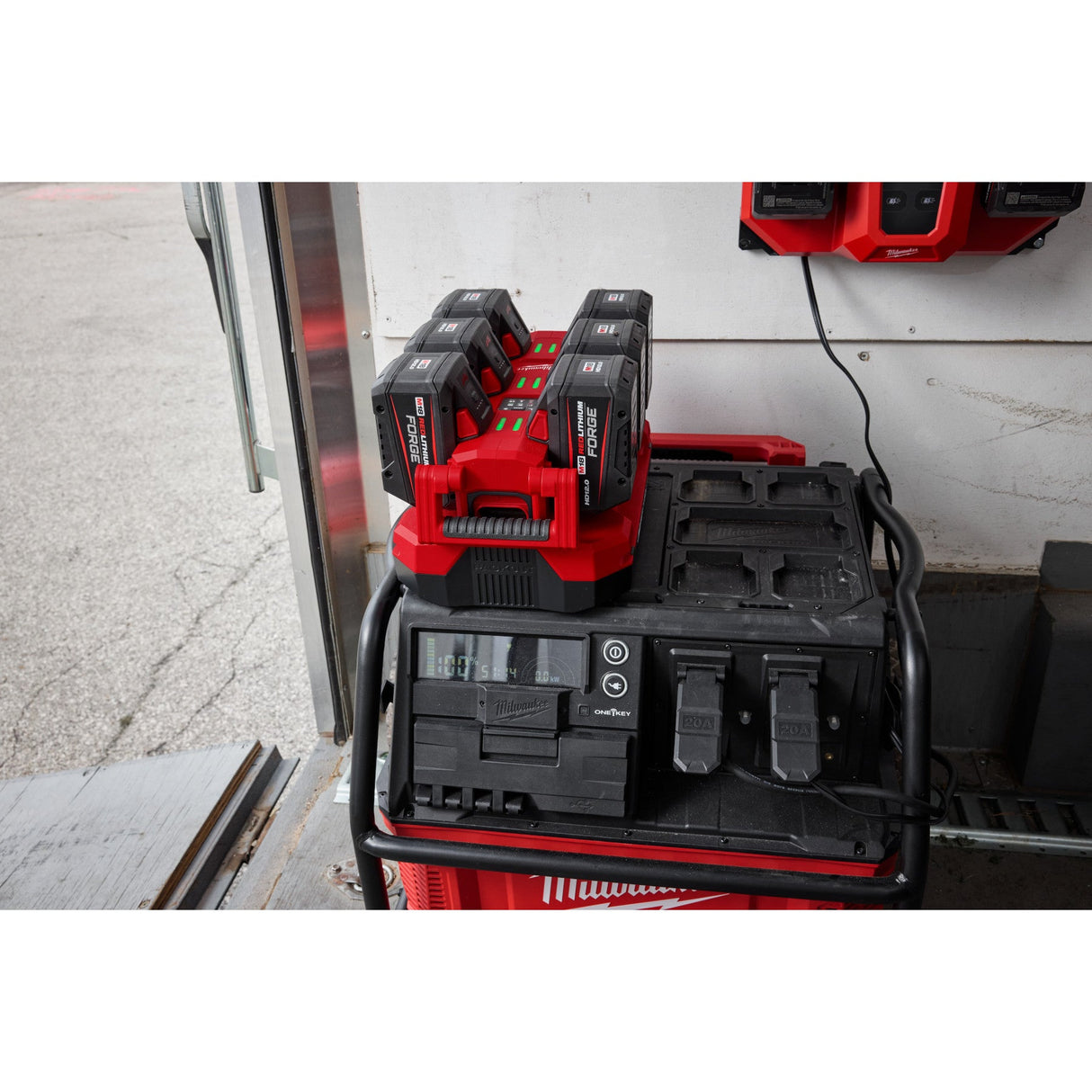 Milwaukee 48 - 59 - 1817 M18™ Six Bay Daisy Chain Rapid Charger - Mississauga Hardware Centre Inc
