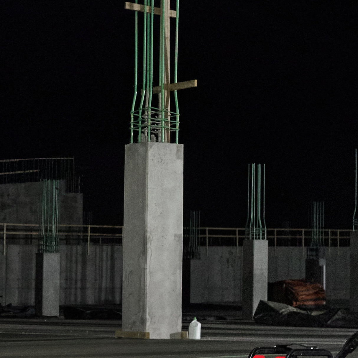 Milwaukee MXF040 - 1XC ROCKET™ Dual Power Compact Tower Light - Mississauga Hardware Centre Inc