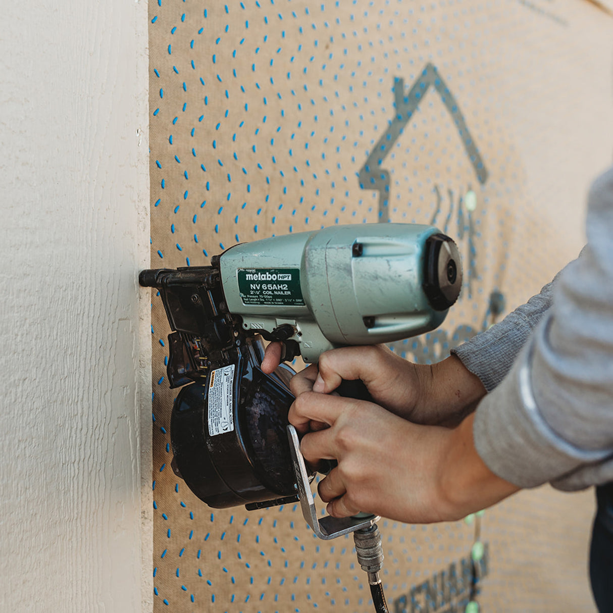 metabo HPT KNV65AH2M 2-1/2 Inch Coil Siding Nailer with BONUS Impact Driver Kit