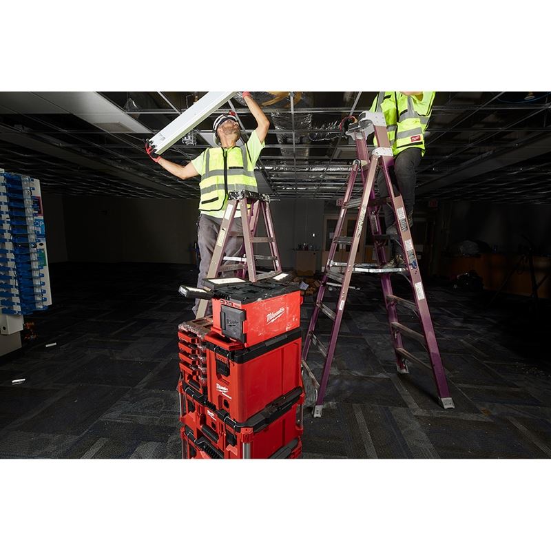 2357 - 20 M18 18 Volt Lithium - Ion Cordless PACKOUT Light/Charger - Tool Only - Mississauga Hardware Centre Inc