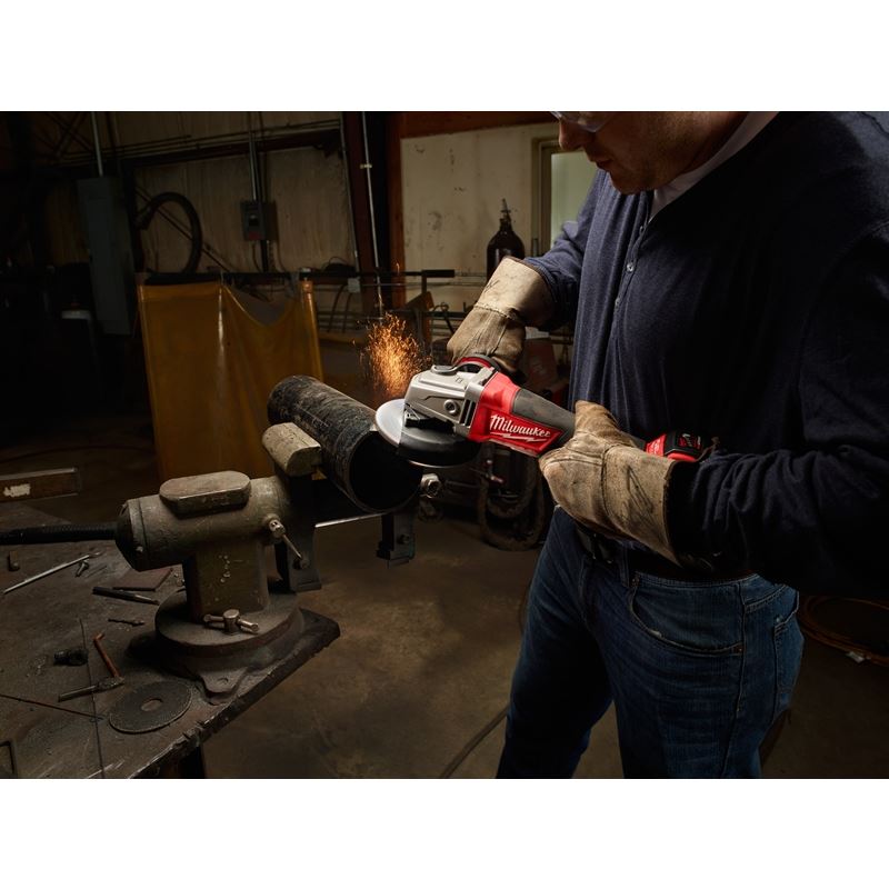 2780 - 22 M18 FUEL 18 Volt Lithium - Ion Brushless Cordless 4 - 1/2 in. / 5 in. Grinder, Paddle Switch No - Lock Kit - Mississauga Hardware Centre IncMilwaukee2780-22