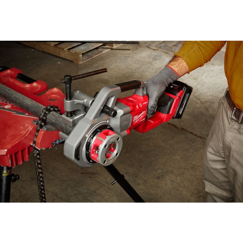Milwaukee 2870-22 M18 FUEL Compact Pipe Threader w/ ONE-KEY w/ 1/2in - 1-1/4in Compact NPT Forged Aluminum Die Heads