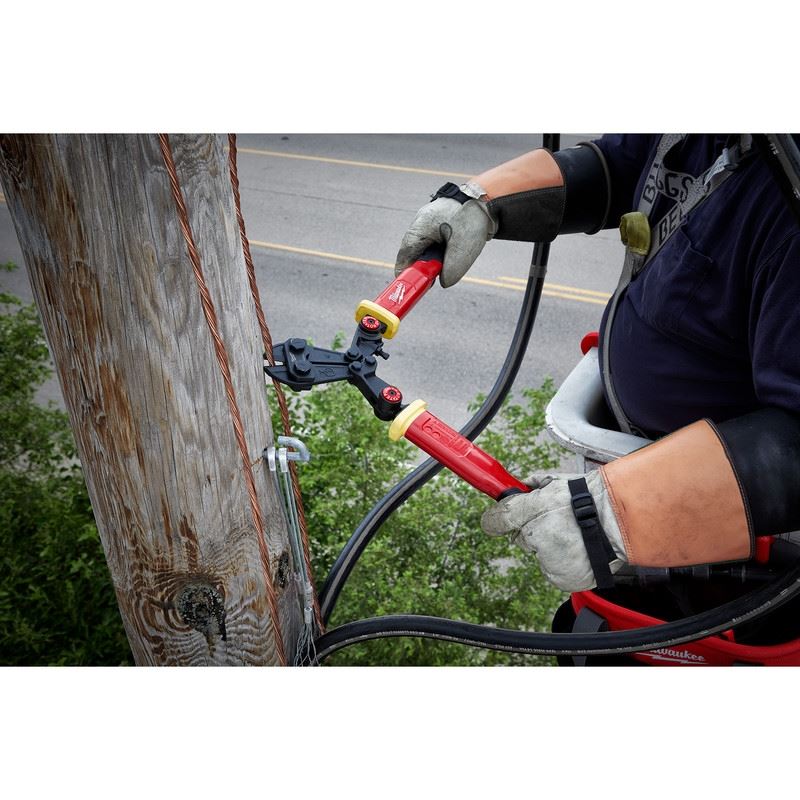 Milwaukee 48-22-4218 Fiberglass Bolt Cutter with PIVOTMOVE Rotating Handles