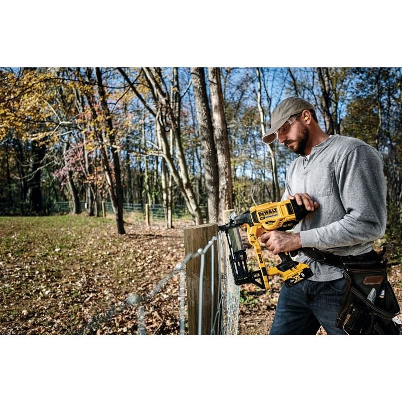 DEWALT DCFS950P2 20V MAX XR 9 GA Cordless Fencing Stapler Kit - Mississauga Hardware Centre IncDEWALTDCFS950P2