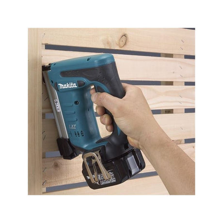 Makita | DST221Z Cordless Stapler - Mississauga Hardware Centre IncMakitaDST221Z
