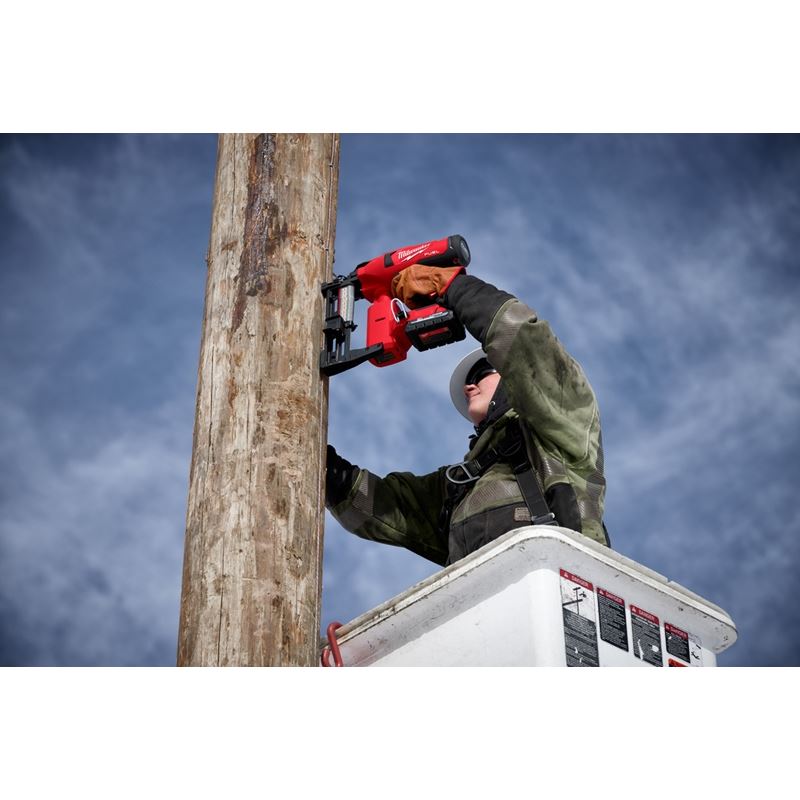 Milwaukee 2843 - 20 M18 FUEL UTILITY FENCING STAPLER - Mississauga Hardware Centre Inc