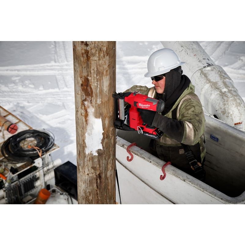 Milwaukee 2843 - 20 M18 FUEL UTILITY FENCING STAPLER - Mississauga Hardware Centre Inc
