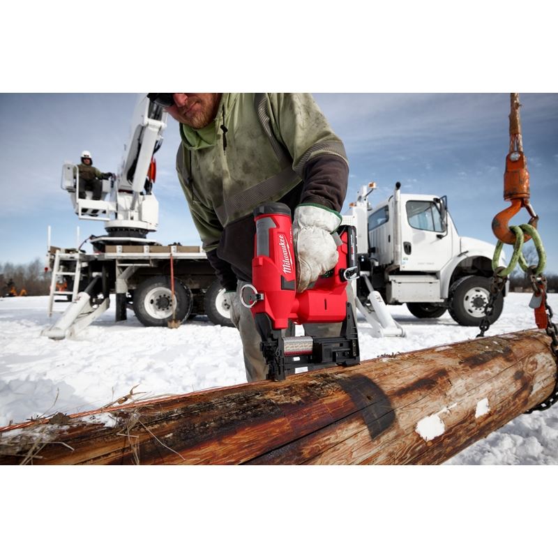 Milwaukee 2843 - 20 M18 FUEL UTILITY FENCING STAPLER - Mississauga Hardware Centre Inc