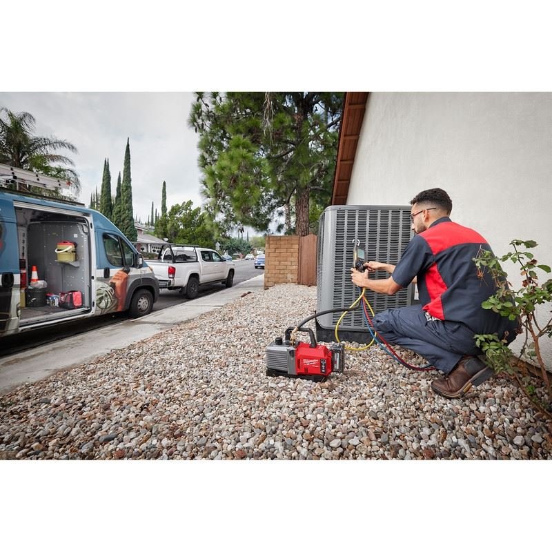 Milwaukee 2941 - 21 M18 FUEL 5 CFM Vacuum Pump Kit - Mississauga Hardware Centre Inc