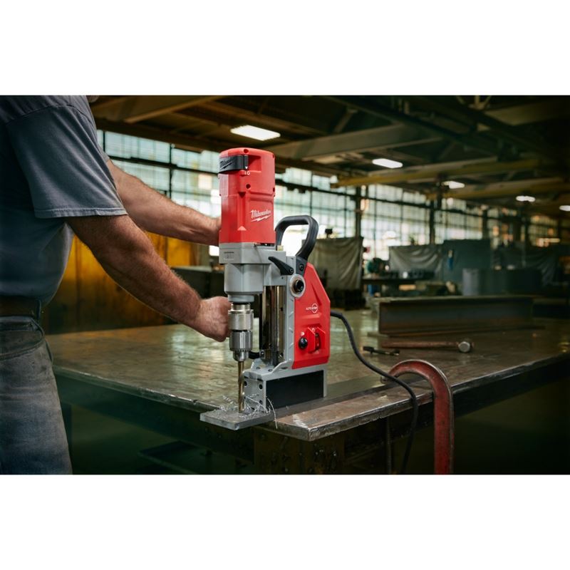Milwaukee 4272 - 21 1 - 5/8" Electromagnetic Drill Kit - Mississauga Hardware Centre IncMilwaukee4272-21