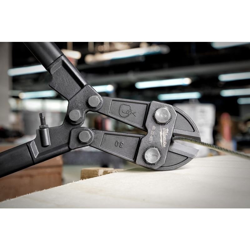 Milwaukee 48 - 22 - 4031 30 in Bolt Cutter - Mississauga Hardware Centre Inc
