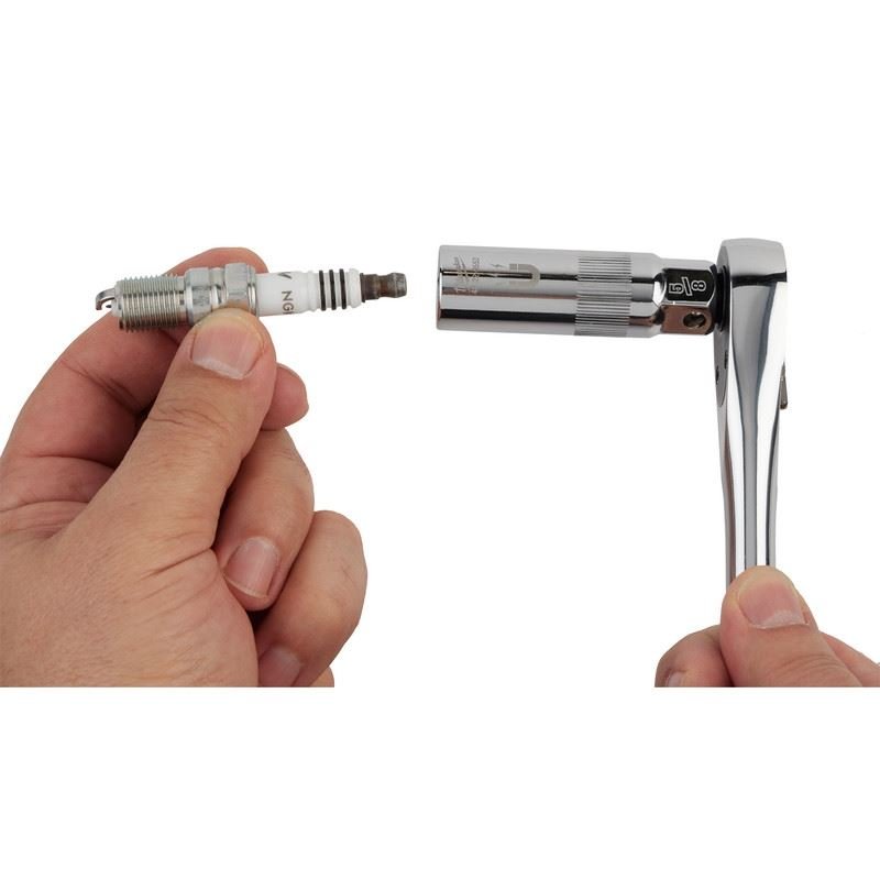 Milwaukee 48 - 22 - 9552 3/8in Drive 5/8in Magentic Spark Plug Socket - Mississauga Hardware Centre Inc