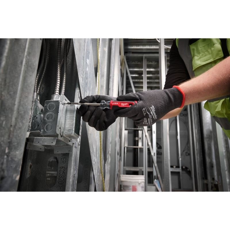 Milwaukee MT202 2 Phillips 4in Cushion Grip Screwdriver (USA) - Mississauga Hardware Centre Inc