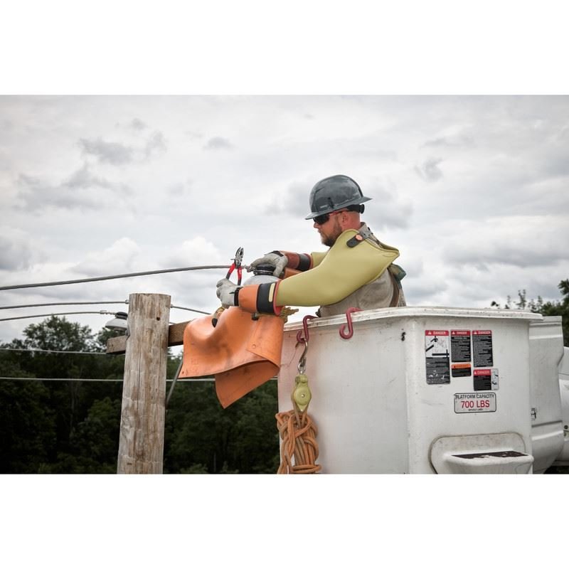 Milwaukee MT550 9in Linemans Comfort Grip Pliers (USA) - Mississauga Hardware Centre Inc